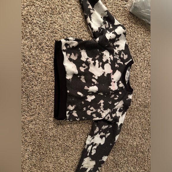 Kendall & Kylie Sweaters - Kendall &kylie crewneck, cropped size medium